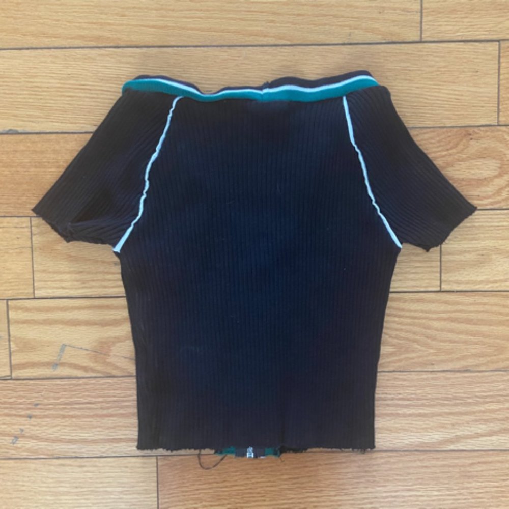 Crop Top Tee With Zipper In Front - Picture 2 of 5
